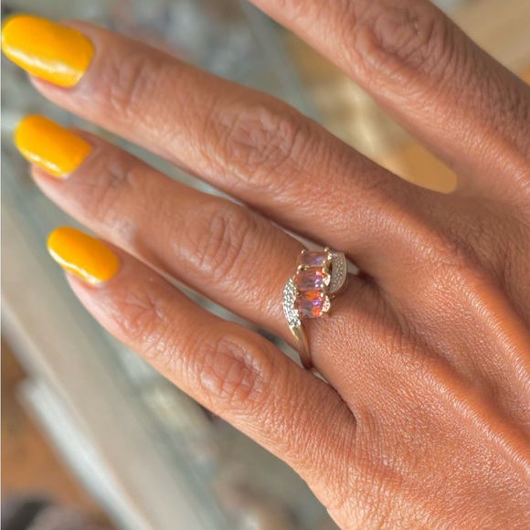 Elegant Gold and Silver Women's Ring - Picture 5 of 15